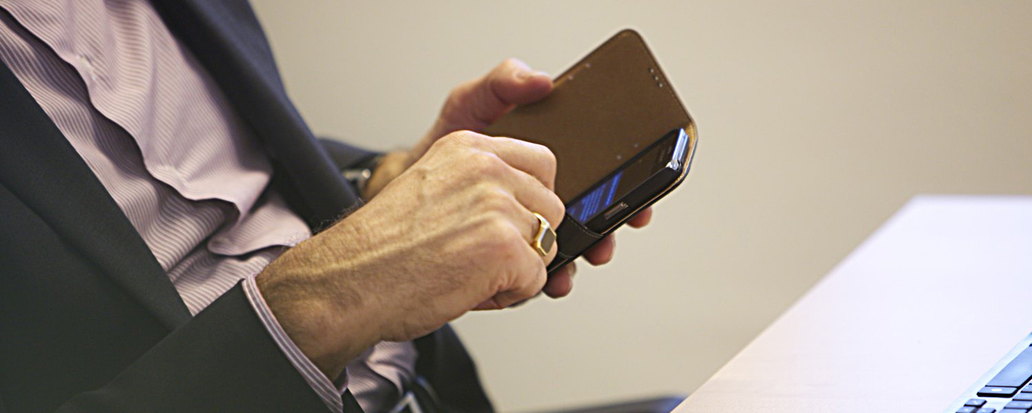 clientenraadslid met telefoon